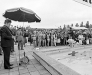 858353 Afbeelding van de opening van de Zwemvierdaagse in het Zwembad De Krommerijn (Weg naar Rhijnauwen 3) te Utrecht, ...